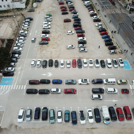 Fotografia de l'aparcament de la plaça Al-Azraq