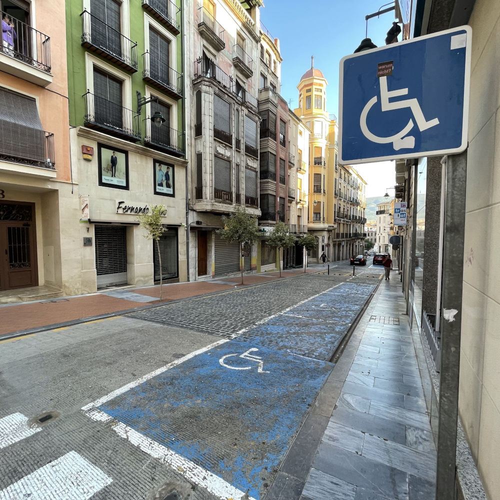 Fotografia d'una plaça d'aparcament per a persones amb mobilitat reduïda al carrer Mossén Torregrosa
