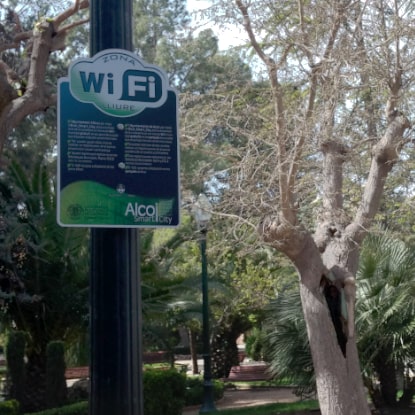 Fotografia d'un senyal que informa que és una zona wifi lliure