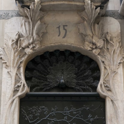 Fotografia de la porta d'entrada a l'edifici modernista 'Casa del pavo' al carrer Sant Nicolau número 15