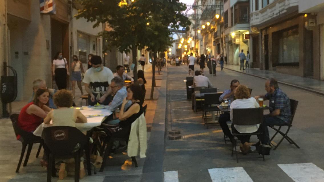 Fotografia del carrer Sant Llorenç tallat al trànsit i amb les taules dels bars ocupant la vorera i la calçada