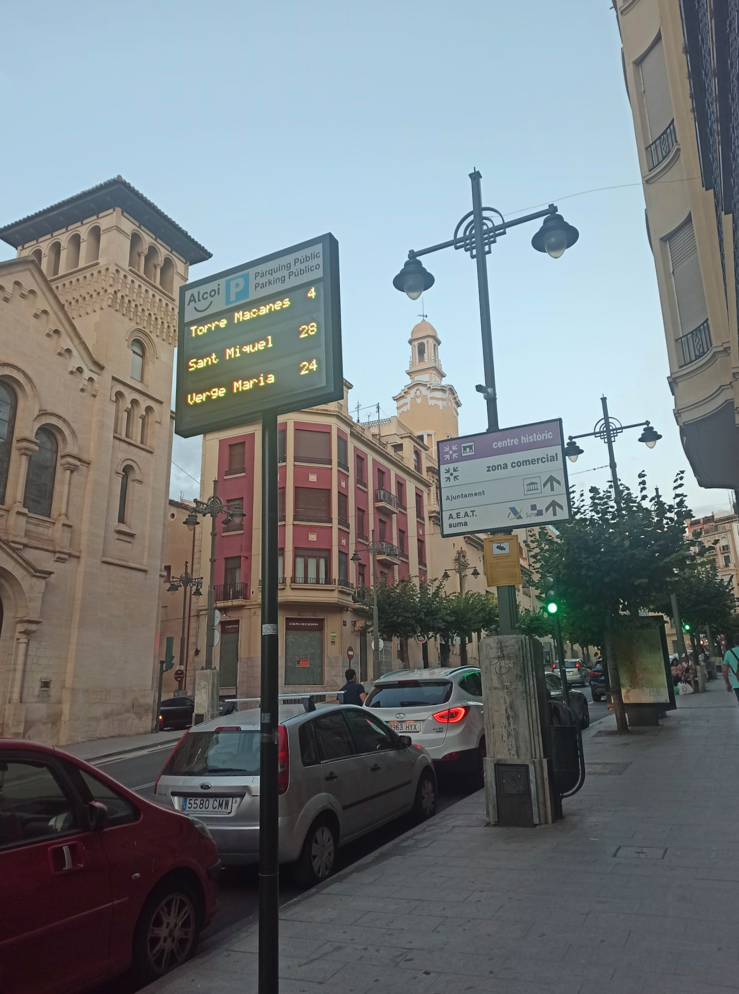 Pantalla del carrer Sant Tomàs. Ofereix informació sobre places d'aparcament lliure en: Verge Maria, Sant Miquel i Torre de les Maçanes