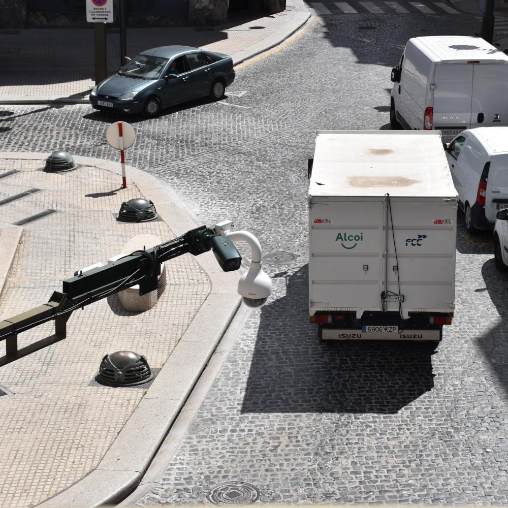 Fotografía de una cámara de tráfico instalada en la plaça d'Espanya