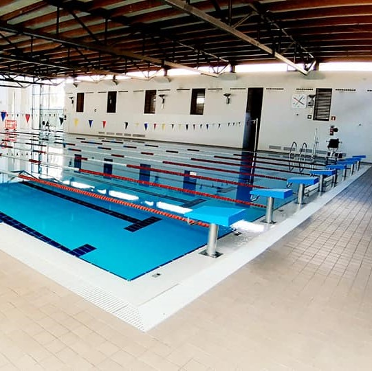 Fotografía de una piscina pública cubierta en el complejo deportivo municipal Eduardo Latorre