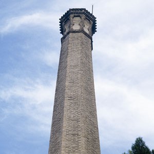 Fotografía de la chimenea de Buidaoli. De fuste troncónico y sección octogonal que se levanta 20 m. de altura. Década 1940