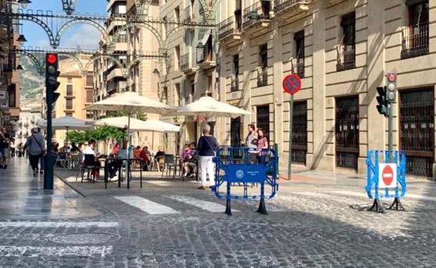 Fotografía de la calle Sant Llorenç cortada al tráfico y con las mesas de los bares ocupando la calzada