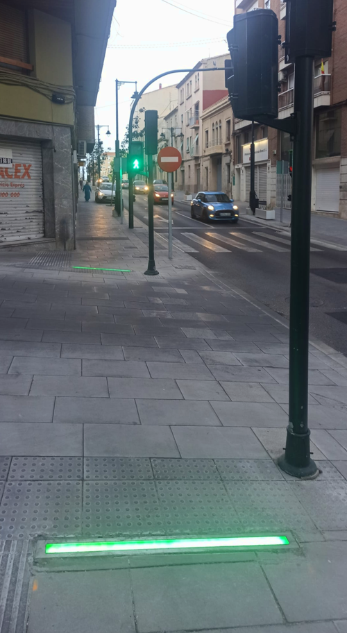 Fotografía de balizas luminosas indicadoras de pasos de peatones en la calle Na Saurina de Entença