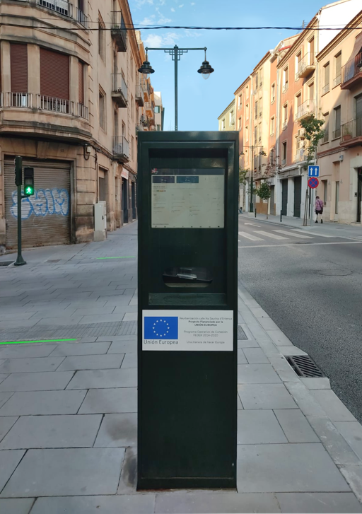 Tótem de la calle Na Saurina d'Entença. Su pantalla interactiva muestra información sobre transporte urbano, datos de calidad del aire, ...